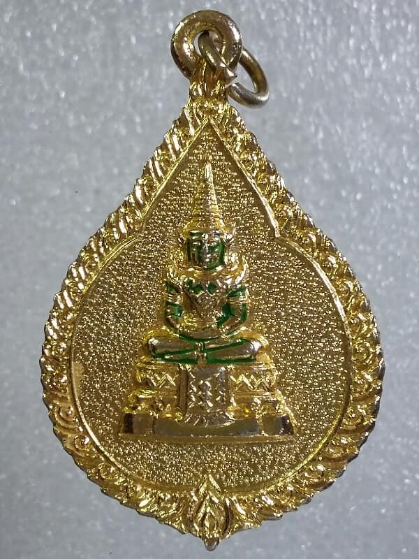 เหรียญพระแก้วมรกต สมทบทุนไทยช่วยไทย ปี๑๙ กะไหล่ทอง ออกวัดเลา กรุงเทพ เคาะเดียวครับ