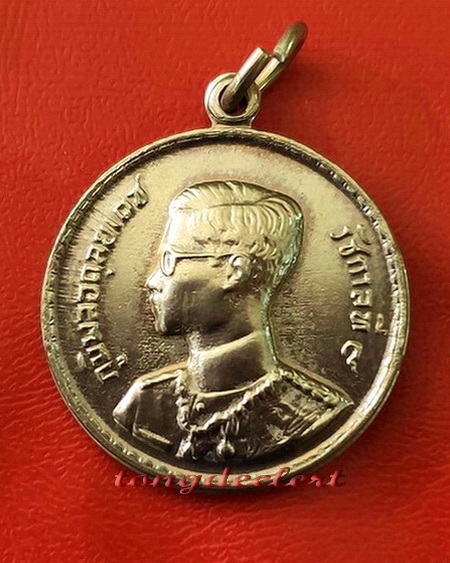 เหรียญในหลวง ร.9 พระราชทานเป็นที่ระลึก ปี 2493 สวยมากค่ะ