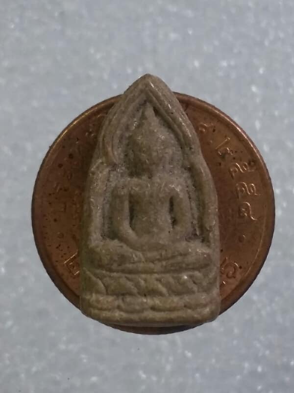 พระผงเกจิองค์เล็ก   ไม่ทราบที่    เคาะเดียวครับ