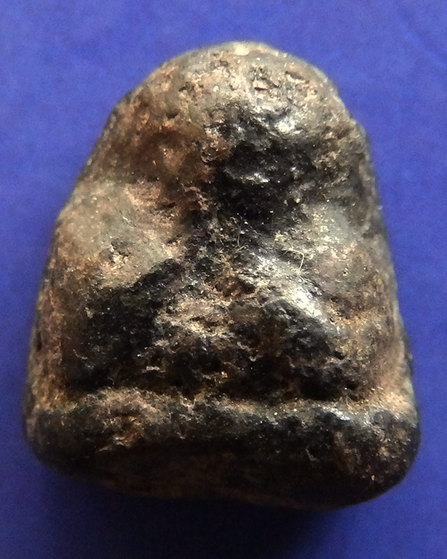 ปิดตาเนื้อผงคลุกรัก พิมพ์เล็ก หลังแบบ สูง 1.3-1.4 ซ.ม. พระบ้านเก่าเก็บหลายสิบปี