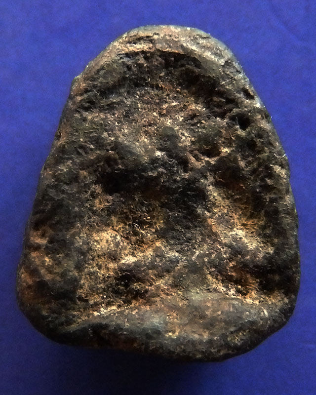 ปิดตาเนื้อผงคลุกรัก พิมพ์เล็ก หลังแบบ สูง 1.3-1.4 ซ.ม. พระบ้านเก่าเก็บหลายสิบปี