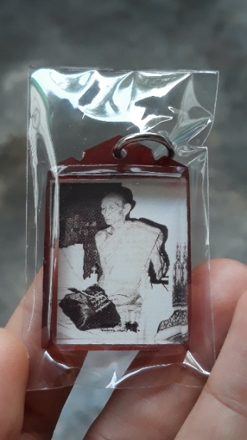 รูปหลวงพ่อกวย ปี 52 หลังยันต์ 8 ทิศ