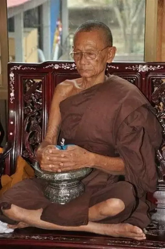 พระสมเด็จหล่อรวยทันใจ รุ่นแรก หลวงปู่บุญมา วัดบ้านแก่ง จ.ปราจีนบุรี ปี60 เนื้อขันลงหิน หมายเลข771 