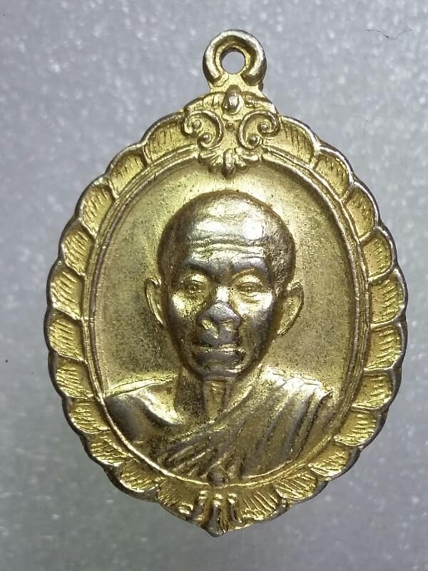 เหรียญหลวงพ่อคูณ รุ่น ศิริมงคล กูให้รวย เนื้อกะไหล่ทอง  เคาะเดียวครับ