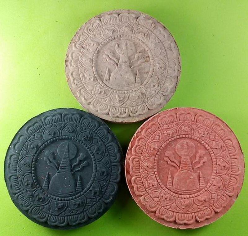 จตุคามรามเทพ รุ่นโคตรรวยรวย 1 ชุด เนื้อว่านสีดำ แดง น้ำตาล 3 องค์ เคาะเดียวครับ
