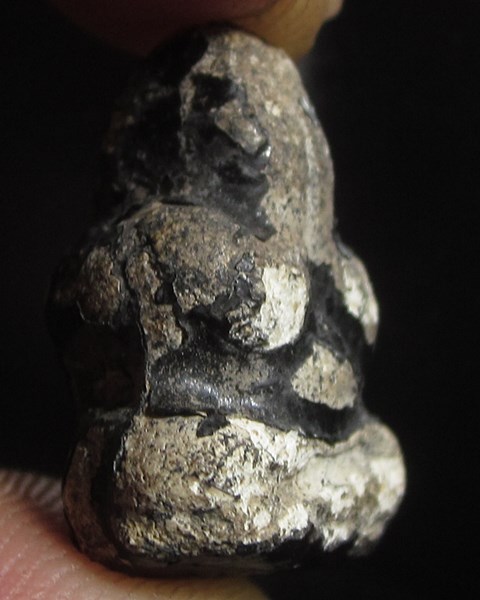 พระปิดตาหลวงปู่กลิ่น พิมพ์เล็กเนื้อผงจุ่มรัก 