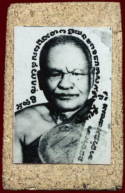 *สมเด็จ ๙ ชั้น หลังติดภาพ หลวงพ่อสงวน วัดไผ่พันมือ สุพรรณบุรี*