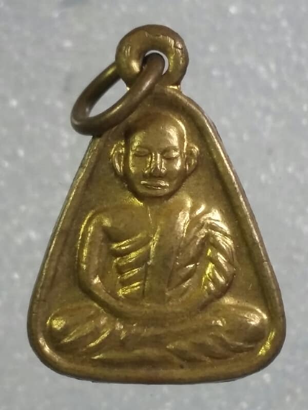 เหรียญจอบหลวงพ่อเงิน ปี๓๗   กะไหล่ทอง  เคาะเดียวครับ