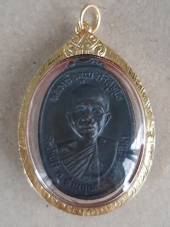 เหรียญหลวงพ่อคูณ ปี2517 บล็อคนิยม 5แตก จำนวนสร้างน้อย หายาก เลี่ยมทองคำ พร้อมบัตรพระแท้