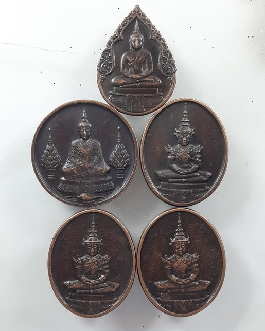 “ เหรียญ พระแก้วมรกต หลัง ภปร. วัดพระศรีรัตนศาสดาราม ปี 2525 ทีเดียว 5 เหรียญสวยงามครับ ”