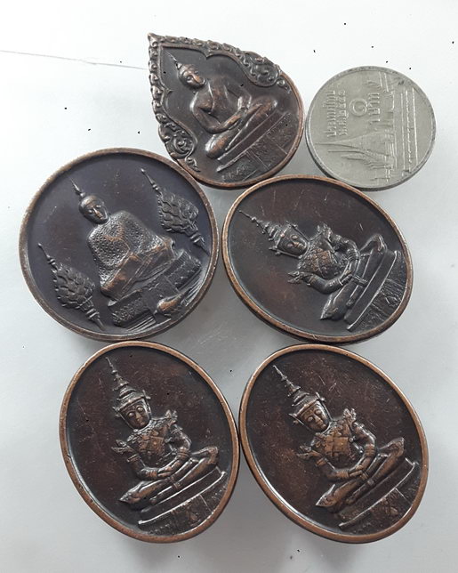 “ เหรียญ พระแก้วมรกต หลัง ภปร. วัดพระศรีรัตนศาสดาราม ปี 2525 ทีเดียว 5 เหรียญสวยงามครับ ”