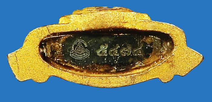 พระพุทธชินราช เนื้อเงินชุบสามกษัตริย์ (ขนาด 1.6 ซม.) จัดสร้างโดยมูลนิธิวชิรเวชวิทยาลัย ปี 2552