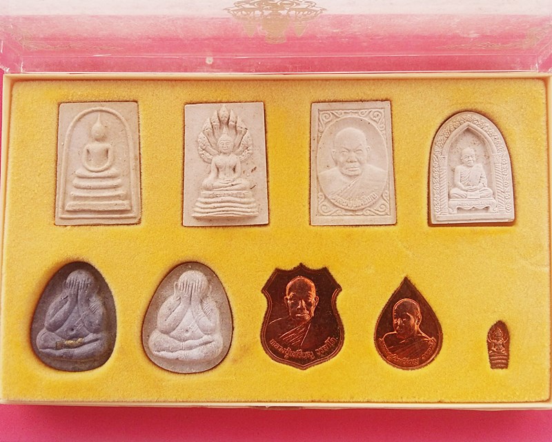 พระสุธรรมคณาจารย์(หลวงปู่เหรียญ วรลาโภ) รุ่นศรัทธาบารมี ชุดของขวัญ 9 องค์ สภาพสวย พร้อมกล่องเดิมๆ