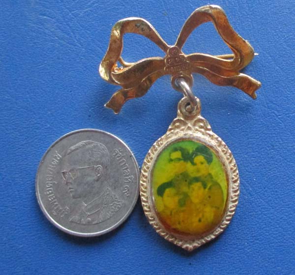 ล็อกเก็ตในหลวงรัชกาลที่9 และ พระราชินี  กะไหล่ทอง โบว์เดิมๆ