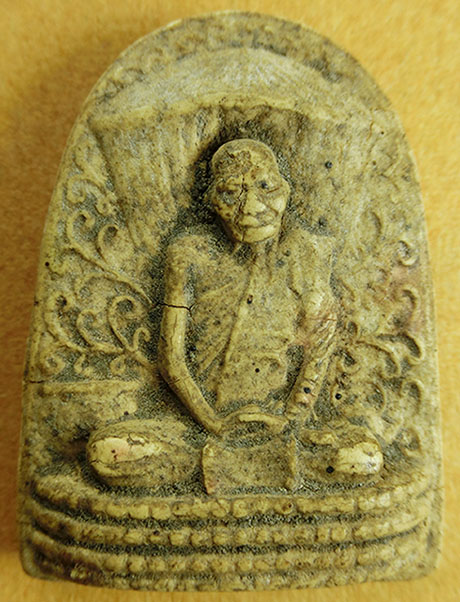 พระผงรูปเหมือนหลวงปู่แหวน วัดดอยแม่ปั๋ง พิมพ์ใหญ่ นั่งกลด ปี 2517