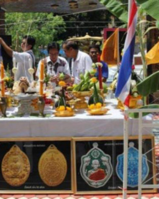 เหรียญหลวงพ่อคูณ"มังกรคู่สมปรารถนา"เนื้อนวะเลข๑๐ ติดจีวรบูชาเลี่ยมพร้อมใช้