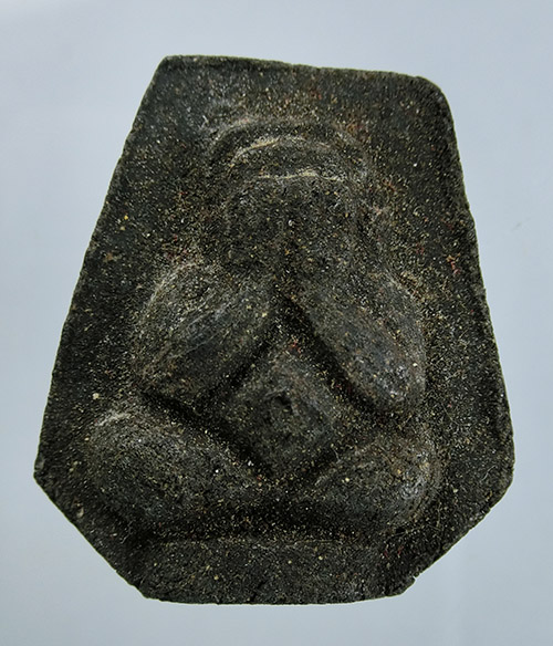 พระปิดตาหกเหลี่ยม เนื้อผงคลุกรัก พระอาจารย์แฟ้ม วัดป่า จ.ชลบุรี หลัง๘๐