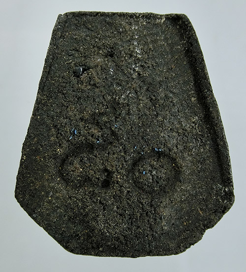 พระปิดตาหกเหลี่ยม เนื้อผงคลุกรัก พระอาจารย์แฟ้ม วัดป่า จ.ชลบุรี หลัง๘๐