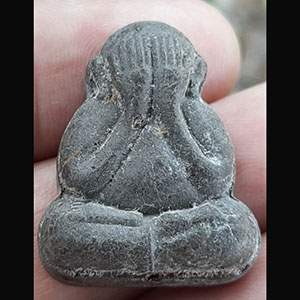 พระปิดตา เนื้อผง สีดำฝังตะกรุดเงิน+ เนื้อผง สีขาวฝังแร่ ไม่ทราบที (((( จำนวน ๒ องค์ ))))