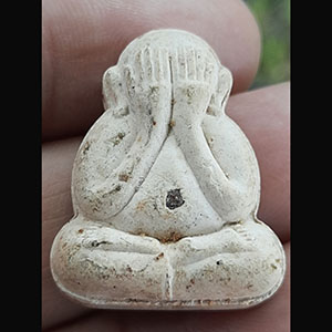 พระปิดตา เนื้อผง สีดำฝังตะกรุดเงิน+ เนื้อผง สีขาวฝังแร่ ไม่ทราบที (((( จำนวน ๒ องค์ ))))