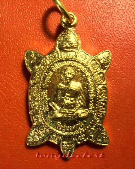 เหรียญพญาเต่าเรือน หลวงปู่หลิว รุ่นเพื่อมาตุภูมิ กะไหล่ทอง สวยมากค่ะ