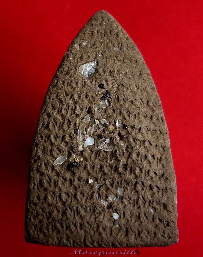 พระหลวงพ่อทวดเนื้อว่าน รุ่น ๑ ด้านหลังลายผ้า(โรยพลอยแร่จินดามณี) สำนักสงฆ์วัดเขากุฎ จ.สงขลา 