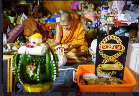 เลสข้อมือรุ่นแรกรวยรวยล้านล้าน หลวงปู่พระมหาศิลา สิริจันโท เนื้อทองทิพย์ลงยาแดง เคาะเดียว