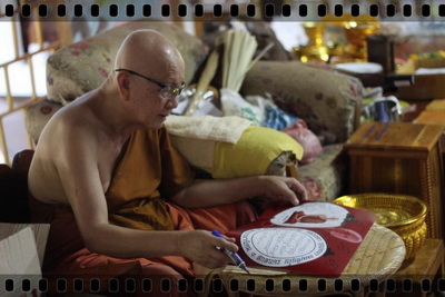 เหรียญ  ลต.บุญหนา ธัมมทินโน รุ่น จตุบงกช ปี 2555 เนื้อเงิน ติดเกศา จีวร มีจาร สวยแชมป์โลก(เคาะเดียว)