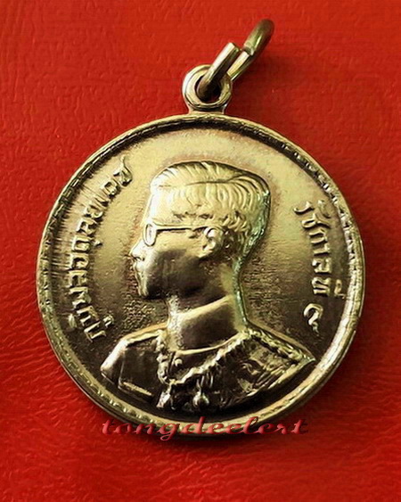เหรียญในหลวง ร.9 พระราชทานเป็นที่ระลึก ปี 2493 สวยมากค่ะ