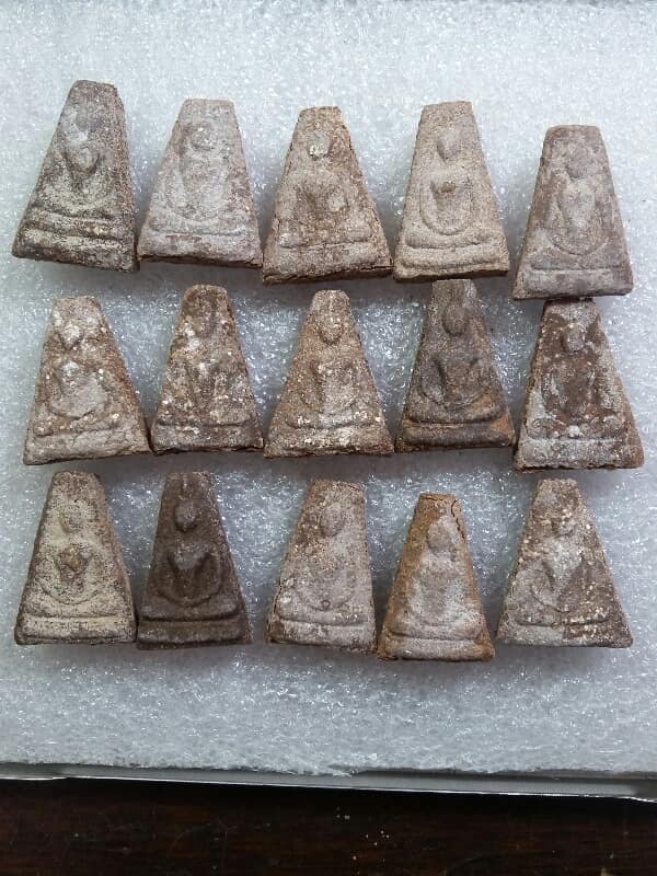 พระเนื้อว่านแช่น้ำมนต์ 15 องค์ ไม่ทราบที่ เคาะเดียวครับ