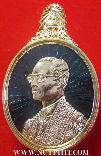 เข็มกลัดในหลวงรัชกาลที่ ๙ ลงยาสีเขียว สวยกริ๊บ กล่องเดิม ๒๕๔๙*44