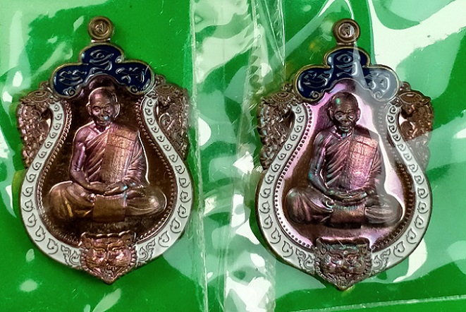 เหรียญเสมาหัวเสือพิมพ์เล็ก  รุ่น รวยมหาเศรษฐี หลวงพ่อสิน   เนื้อทองแดงมันปูลงยา จำนวน 2 เหรียญ