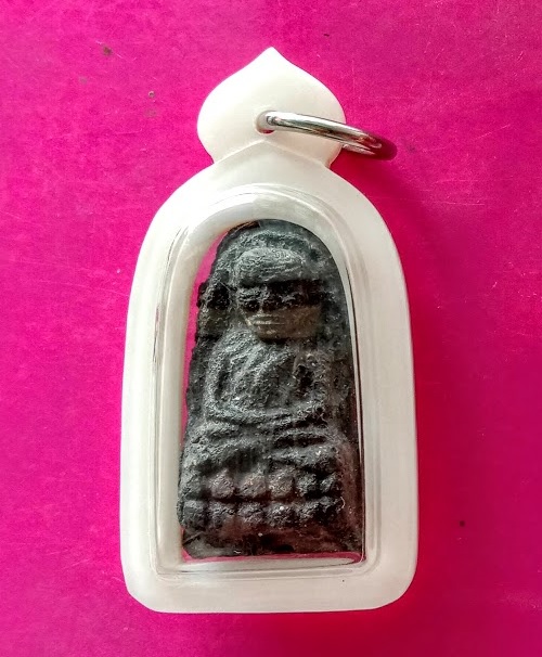 หลวงปู่ทวด รุ่นปาฏิหาริย์-ลายเซนต์ ปี49-51 พิมพ์พระรอด เนื้อว่าน ฝังหัวใจพระราหู...เคาะเดียวแดง...