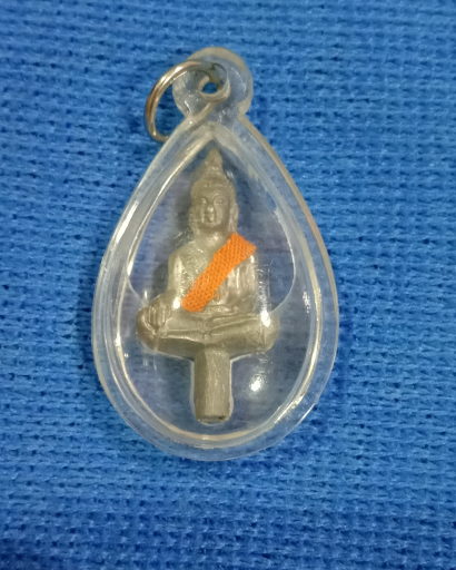 หลวงพ่อคูณ"รุ่น5(ท้ายิง)ปี40เนื้อตะกั่วเถื่อนติดจีวรเลี่ยมพร้อมใช้สวยสุดๆ