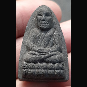 พระผงหลวงปู่ทวด หลังฝังเม็ดยันต์ เนื้อเงิน ไม่ทราบที่