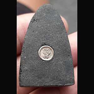 พระผงหลวงปู่ทวด หลังฝังเม็ดยันต์ เนื้อเงิน ไม่ทราบที่