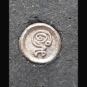 พระผงหลวงปู่ทวด หลังฝังเม็ดยันต์ เนื้อเงิน ไม่ทราบที่