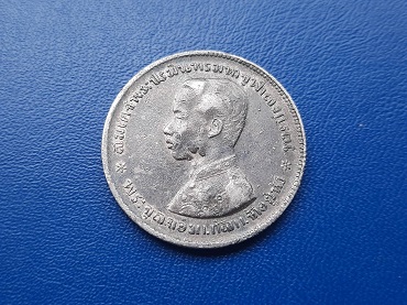 เหรียญ 1 บาท ร.5-ตราแผ่นดิน เนื้อเงิน ไม่มี ร.ศ. น้ำหนัก 15.2 กรัม๒