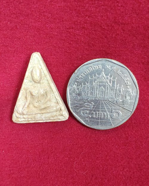 พระผงน้ำมันเก่า พิมพ์สามเหลี่ยม (ไม่ทราบวัด)
