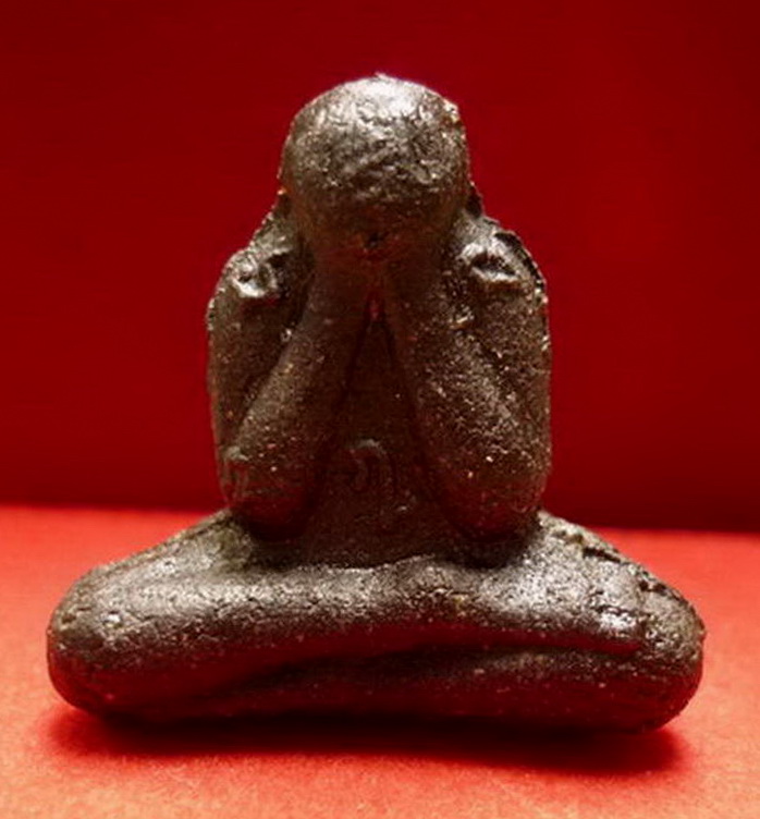 พระปิดตาเนื้อผงผสมว่าน ด้านหน้ายันต์ ฤ พ่อท่านแก้ว วัดสะพานไม้แก่น จ.สงขลา