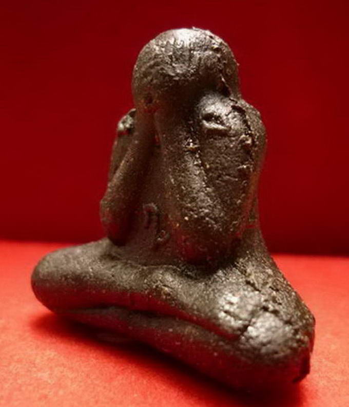 พระปิดตาเนื้อผงผสมว่าน ด้านหน้ายันต์ ฤ พ่อท่านแก้ว วัดสะพานไม้แก่น จ.สงขลา