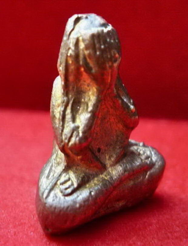 พระปิดตาเนื้อทองผสม วรรณะแก่ทอง วัดถ้ำยะลา ปี ๒๕๑๑