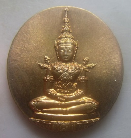 **วัดใจ**เหรียญพระแก้วมรกต หลังตรา มจร. วัดพระศรีรัตนศาสดาราม ปี ๒๕๔๓**สวยๆ