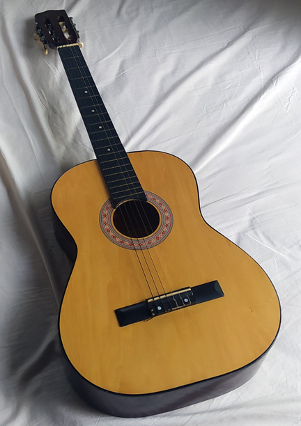 กีต้าร์โปร่งคลาสสิค Vivid Handcrafted Guitar สภาพสวย พร้อมของแถม เครื่องตั้งสาย + สาย orphee 1 ชุด