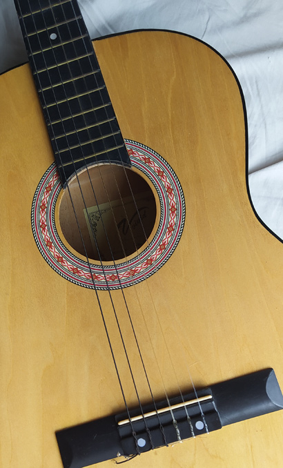 กีต้าร์โปร่งคลาสสิค Vivid Handcrafted Guitar สภาพสวย พร้อมของแถม เครื่องตั้งสาย + สาย orphee 1 ชุด