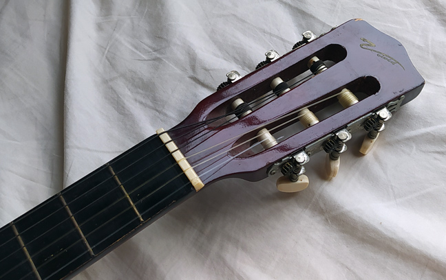 กีต้าร์โปร่งคลาสสิค Vivid Handcrafted Guitar สภาพสวย พร้อมของแถม เครื่องตั้งสาย + สาย orphee 1 ชุด