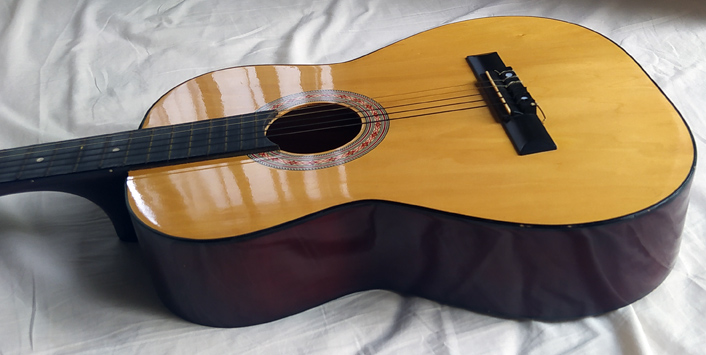 กีต้าร์โปร่งคลาสสิค Vivid Handcrafted Guitar สภาพสวย พร้อมของแถม เครื่องตั้งสาย + สาย orphee 1 ชุด