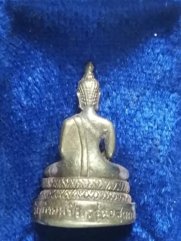 รูปหล่อหลวงพ่อศรีวชิรบรรพ รุ่น๑ วัดกำมะเชียร สุพรรณบุรี  เคาะเดียวครับ