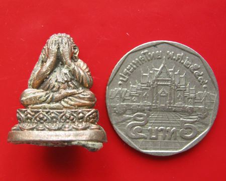 พระปิดตานำโชค เนื้อนวะ หลวงพ่อเกษม เขมโก รุ่นชนะศึกชายแดน ปี 2528 .. ขนาด กว้าง 1.9 ซม. สูง 2.3 ซม.