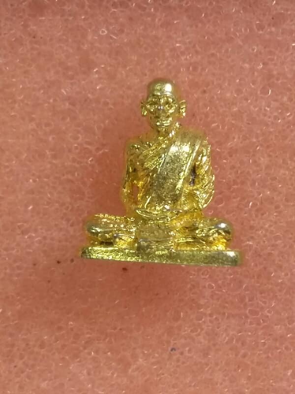 รูปหล่อองค์เล็ก เกจิ ไม่ทราบที่     เคาะเดียวครับ 